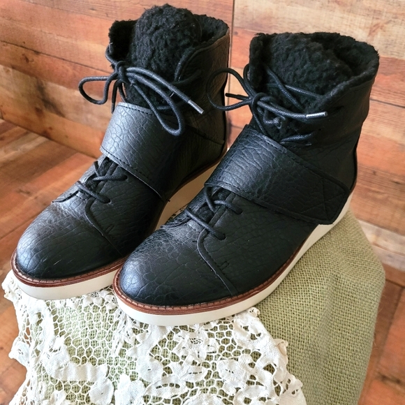 Vera wang Winter boots...size8.5 faux black leather - Picture 2 of 7